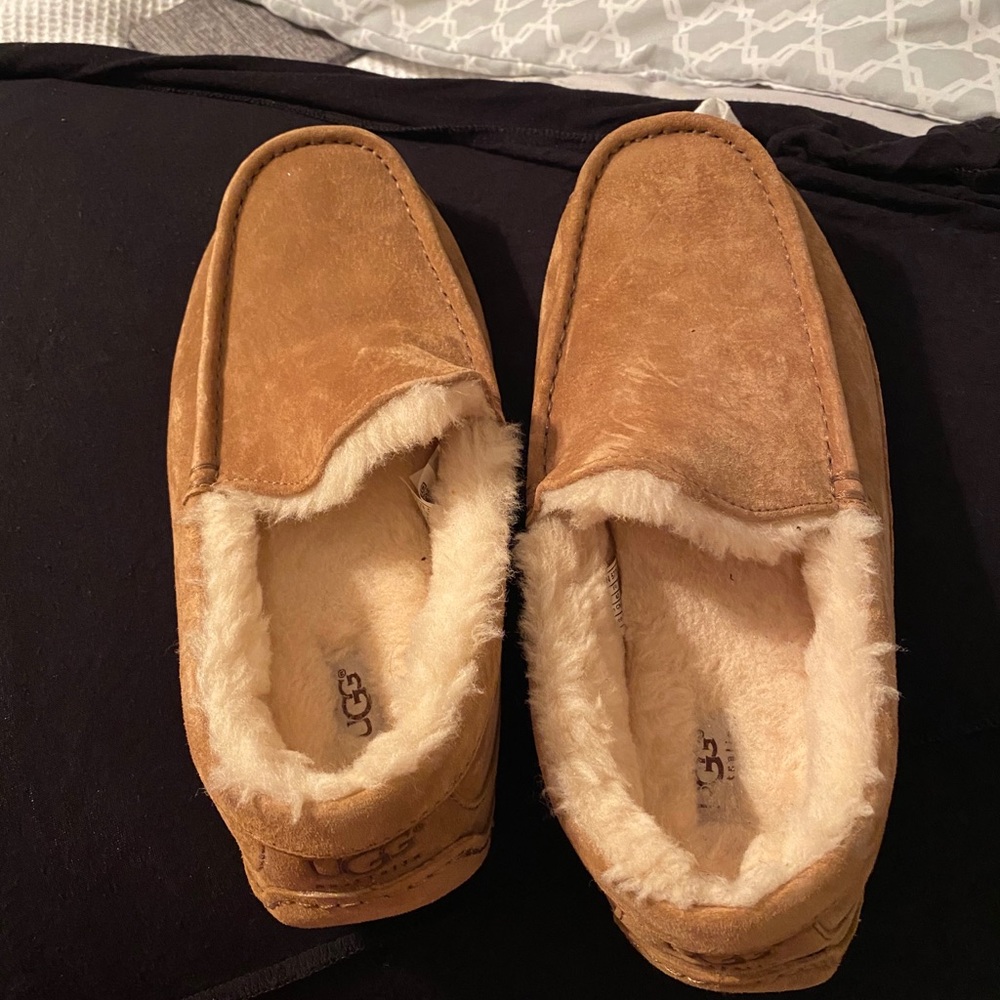 Men’s size 9 UGG Pure moccasin style shoes